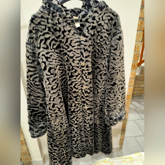 Fur coat - Picture 2 of 2
